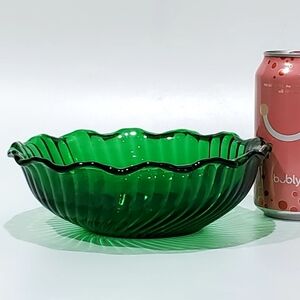 Vntg "Forrest Green" 7 1/2" Swirl Round Crimped / Ruffled Emerald Glass Bowl EUC